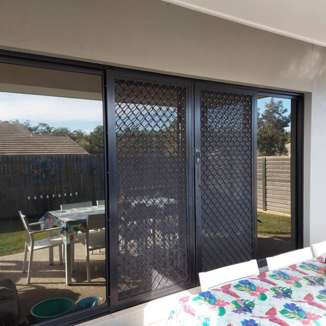 Dark tint installed to the northern facing bedroom Windows and western sliding doors in the media room stopping 73% solar energy, 99% UV and cutting the glare by 93% coming with a manufacturer backed lifetime warranty 
#eclipsetinting #eclipsetintingbrisbane #hometinting #homefrostingbrisbane #windowtinting #windowtintingbrisbane