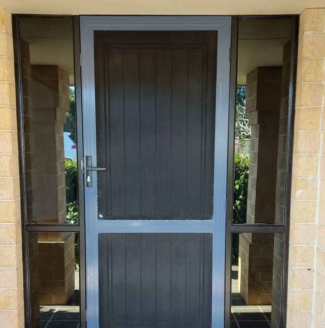 Dark tint installed to the front door side panels creating maximum daytime privacy coming with a manufacturer backed lifetime warranty 
#eclipsetinting #eclipsetintingbrisbane #windowtinting #windowtintingbrisbane #hometinting #hometintingbrisbane