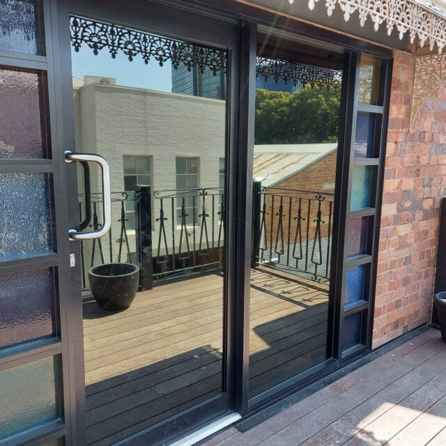 Dark tint installed to the smoking exit doors stopping 94% natural light coming in to the Oche area
#eclipsetinting #eclipsetintingbrisbane #windowtinting #windowtintingbrisbane