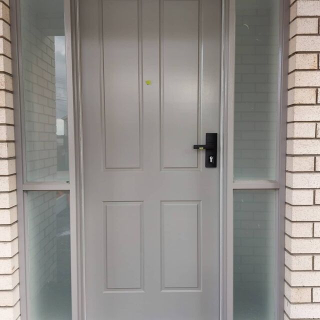 Acid Etch frosting installed to the main entrance for privacy and the third bedroom so this new build is compliant with building standards
#eclipsetinting #eclipsetintingbrisbane #hometinting #hometintingbrisbane #homefrosting #homefrostingbrisbane #windowtinting #windowtintingbrisbane